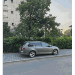 lipsa parcarilor arunca iasul pe trotuar pietonii fortati sa mearga printre masini 68b4177154ad4