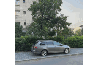 lipsa parcarilor arunca iasul pe trotuar pietonii fortati sa mearga printre masini 68b4177154ad4