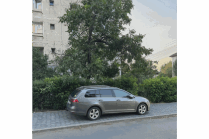 lipsa parcarilor arunca iasul pe trotuar pietonii fortati sa mearga printre masini 68b4177154ad4