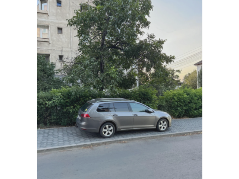 lipsa parcarilor arunca iasul pe trotuar pietonii fortati sa mearga printre masini 68b4177154ad4
