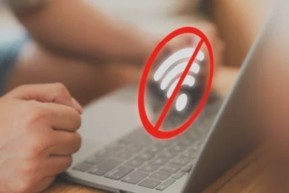 locuitorii din zona chimiei metalurgiei au ramas astazi fara servicii de internet si tv dupa ce mai multe cabluri au fost dezafectate 68a4555a5a402