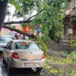 mai multi copaci au fost doborati de furtuna din aceasta dupa amiaza din iasi un arbore a cazut peste o masina in care se afla un om video 689360420a9ca