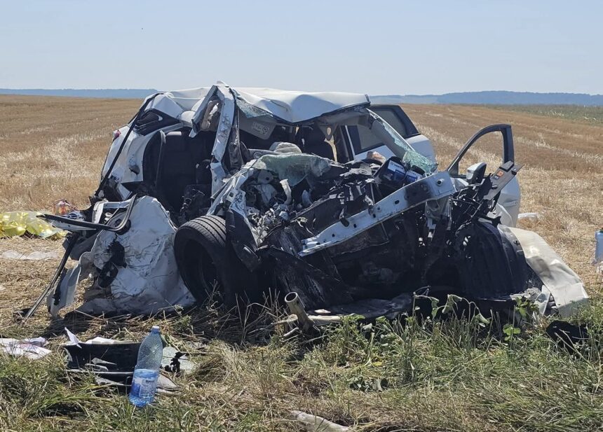 medicii ieseni lupta sa le salveze pe cele doua fetite si pe mama din accidentul de la targu frumos 689ee68cdd2af