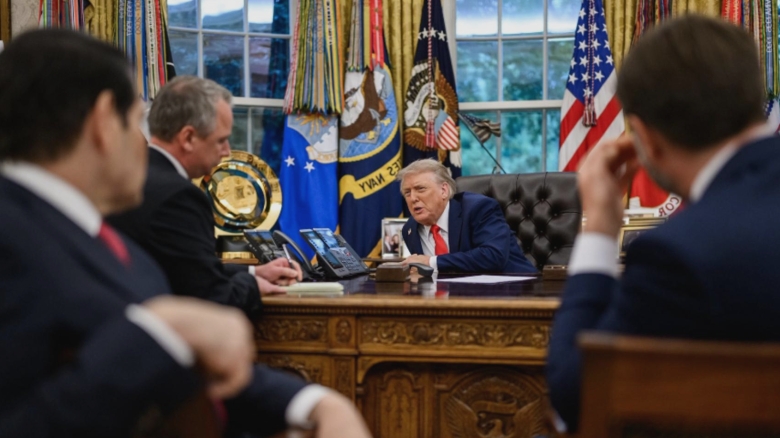 momentul discutiei dintre trump si putin din biroul oval imagini cu greutate istorica publicate de casa alba 68a4171aaac14