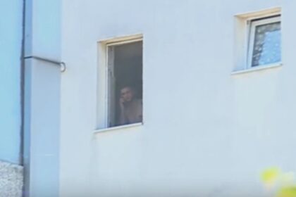 negocieri prelungite intre politisti si barbatul suspectat ca l a omorat pe copilul concubinei sale acesta s a baricadat in apartament si refuza sa iasa 68b1e94cb8b5f 1