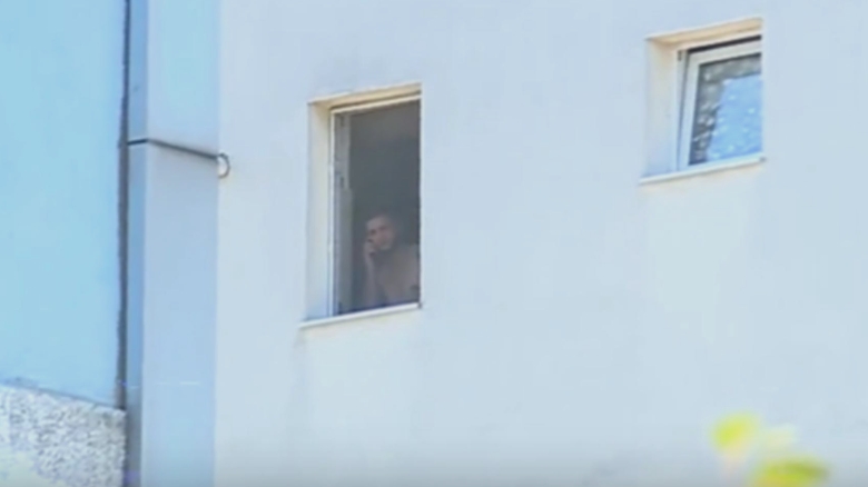 negocieri prelungite intre politisti si barbatul suspectat ca l a omorat pe copilul concubinei sale acesta s a baricadat in apartament si refuza sa iasa 68b1e94cb8b5f 1