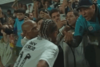 neymar vizat de furia fanilor santos suporterii au intrat pe terenul de pregatire video 68a4e7927f486