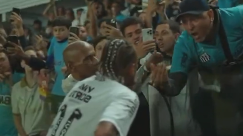 neymar vizat de furia fanilor santos suporterii au intrat pe terenul de pregatire video 68a4e7927f486