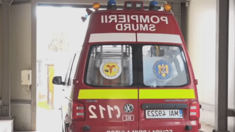 o autospeciala smurd care se intorcea fara pacient de la o interventie a lovit un moped in iasi momentul impactului video 68b31de30a297