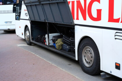 o femeie din noua zeelanda si a ascuns fetita de 2 ani intr o valiza si a bagat o in compartimentul pentru bagaje al unui autobuz 68904bc3eabad