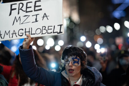 o jurnalista din georgia a fost condamnata la 2 ani de inchisoare pentru ca a lovit un politist 6893a9acde0fa