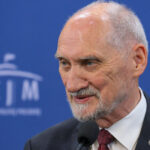 parlamentul polonez a votat pentru ridicarea imunitatii fostului ministru al apararii antoni macierewicz ce i se imputa acestuia 68935b82e2d13