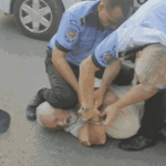 pascani pensionar cardiac pus la pamant cu genunchiul pe cap de catre politia locala pentru ca a refuzat sa se legitimeze primarul spune ca este ok 68a6c71773d3b