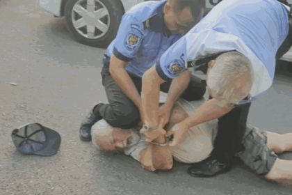 pascani pensionar cardiac pus la pamant cu genunchiul pe cap de catre politia locala pentru ca a refuzat sa se legitimeze primarul spune ca este ok 68a6c71773d3b