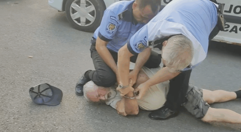 pascani pensionar cardiac pus la pamant cu genunchiul pe cap de catre politia locala pentru ca a refuzat sa se legitimeze primarul spune ca este ok 68a6c71773d3b
