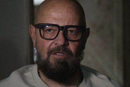 piedone tupeu fantastic dupa concediul din strainatate nu renunta la atitudinea de comisar ce urmareste 68a568d4652df