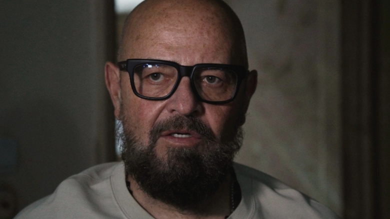 piedone tupeu fantastic dupa concediul din strainatate nu renunta la atitudinea de comisar ce urmareste 68a568d4652df