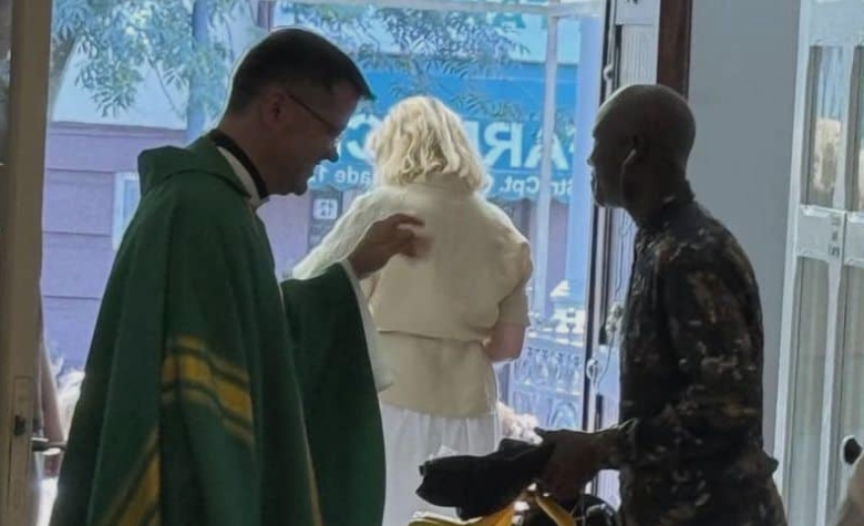 pr francisc dobos ironic la instigarea aur impotriva curierilor straini un dac neaos din nigeria a venit sa se spovedeasca 68aca9478db1b