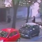 primele imagini cu momentul in care fostul presedinte al parlamentului ucrainei a fost asasinat in strada criminalul este un atacator deghizat in curier 68b3557e65e8e