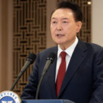 protest dupa gratii al fostului presedinte sud coreean yoon s a intins in lenjerie intima pe podeaua celulei pentru a nu fi audiat 688c9d24bb527