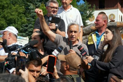 reactia presedintelui cj suceava dupa ce liderii suveranisti au mers la brosteni pentru poze si like uri 688cd625e30da