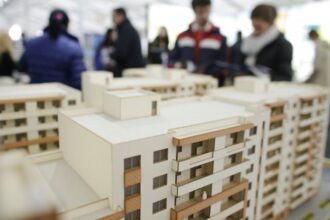 scandal imobiliar in bucium dezvoltatorul a transformat parcarea de la subsol si parter in magazin oameni de buna credinta au ramas fara acte pe apartamentele de la etaj 688eb7a5c2038