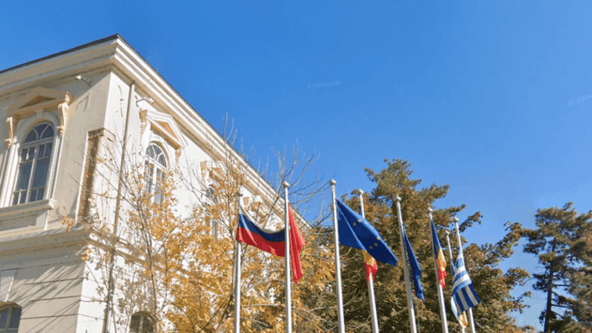 scandal in tulcea steagul federatiei ruse arborat langa cel al ucrainei intr o zona centrala a orasului langa muzeul de arta 688c7929e1d2a