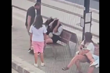 scene de groaza in resita doua minore au fost batute de un barbat intr o statie de tramvai video 68a18202999d4