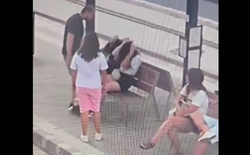 scene de groaza in resita doua minore au fost batute de un barbat intr o statie de tramvai video 68a18202999d4