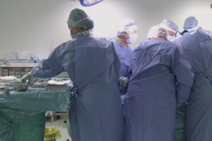 si a prins mana intr o remorca si a ajuns direct pe masa de operatie cu pumnul amputat medicii se lupta sa ii reataseze mana 68a2e05e3f628