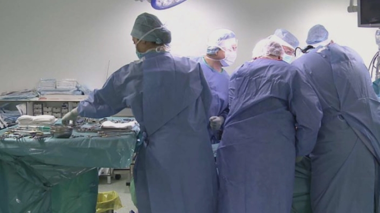 si a prins mana intr o remorca si a ajuns direct pe masa de operatie cu pumnul amputat medicii se lupta sa ii reataseze mana 68a2e05e3f628