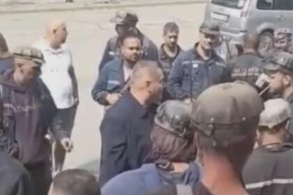 situatie critica in valea jiului minerii s au blocat in subteran pentru ca n au primit salariile directorul general a demisionat in fata protestatarilor video 68a85bccdc1ef