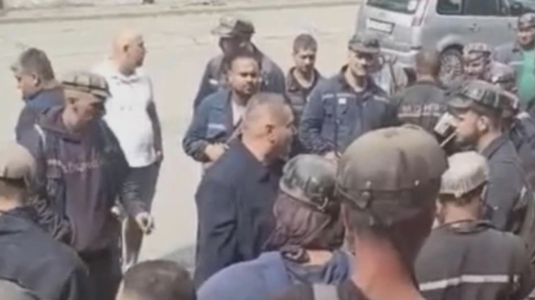 situatie critica in valea jiului minerii s au blocat in subteran pentru ca n au primit salariile directorul general a demisionat in fata protestatarilor video 68a85bccdc1ef