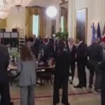 soaptele incendiare dintre trump si macron surprinse de presa ce i a soptit despre intelegerea cu putin 68a44fcecb5fa