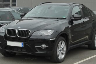 soferul unui bmw x6 a facut un fulgerator schimb de locuri cu blonda de alaturi chiar cand i a oprit politia in centru l a luat pe nu in brate pana la instanta 68a7c4cf65511