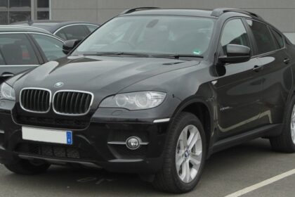 soferul unui bmw x6 a facut un fulgerator schimb de locuri cu blonda de alaturi chiar cand i a oprit politia in centru l a luat pe nu in brate pana la instanta 68a7c4cf65511