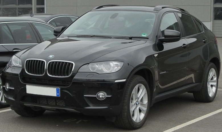 soferul unui bmw x6 a facut un fulgerator schimb de locuri cu blonda de alaturi chiar cand i a oprit politia in centru l a luat pe nu in brate pana la instanta 68a7c4cf65511