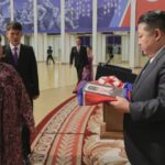 spectacol sinistru la phenian kim jong un a consolat familiile soldatilor ucisi pe frontul din ucraina intr o ceremonie cu multe lacrimi 68b29a57eeb31