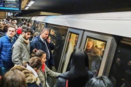 starea jalnica a metroului din bucuresti descoperita in urma unui control defectiuni pe banda rulanta in timp ce angajatii care lucreaza la etaj primesc spor de subteran 68af55eb70807