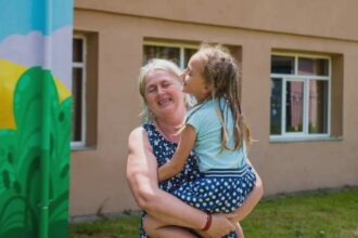 studiu doar unul din trei copii cu parinti plecati la munca in strainatate isi revede familia in aceasta vara 68a435fa192d2