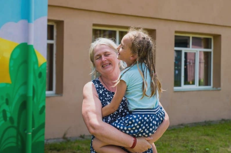 studiu doar unul din trei copii cu parinti plecati la munca in strainatate isi revede familia in aceasta vara 68a435fa192d2