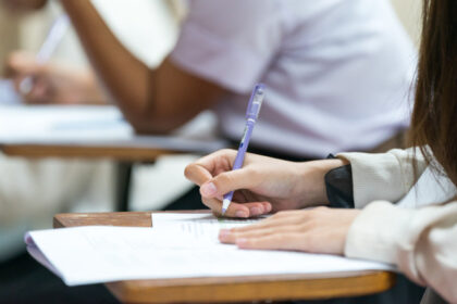 subiecte bac sesiunea de toamna 2025 elevii sustin astazi proba scrisa la limba si literatura romana 689980694f5f3