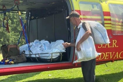 sute de kilograme de branza evacuate cu elicopterul black hawk de la stanele izolate din zona brosteni 68961f1ebe3b1