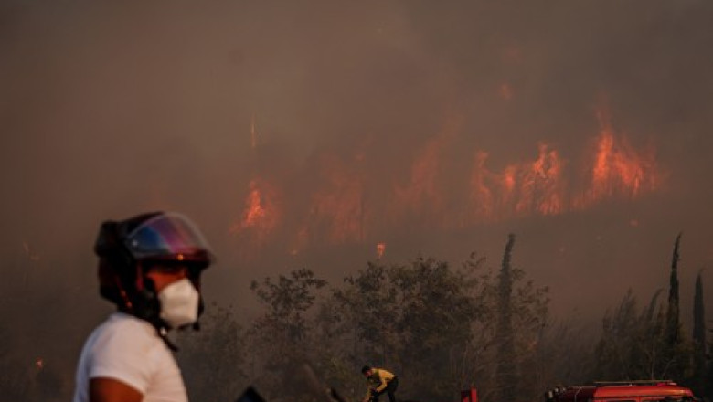 sute de persoane au fost evacuate in nord vestul turciei din cauza incendiilor de vegetatie si peste 700 de pompieri lupta cu flacarile 689a22b86a298
