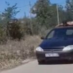 tanar filmat in timp ce sta agatat de capota unei masini aflate in mers autoritatile au fost sesizate video 68b2324a67c41