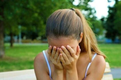 tanara din calarasi acuzata ca a batut si dezbracat complet o adolescenta de 15 ani minora obligata sa mearga fara haine 6890de12db033