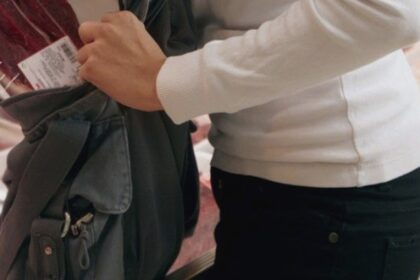 tanara prinsa la furat intr un magazin din iasi din zona tatarasi dosise haine de peste 300 de lei 68b20847d993d