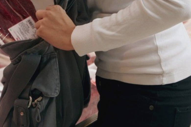 tanara prinsa la furat intr un magazin din iasi din zona tatarasi dosise haine de peste 300 de lei 68b20847d993d