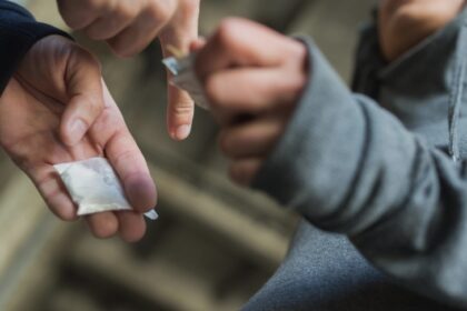 tinereti distruse din dorinta de a scapa de datoriile la interlopi s au apucat de trafic de droguri condamnari de pana la opt ani de puscarie 68b3958833b13