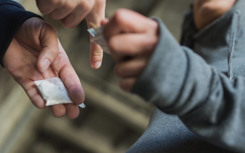 tinereti distruse din dorinta de a scapa de datoriile la interlopi s au apucat de trafic de droguri condamnari de pana la opt ani de puscarie 68b3958833b13